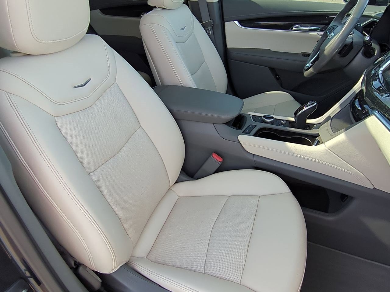 Thumbnail: 2023 Cadillac XT6 - 22