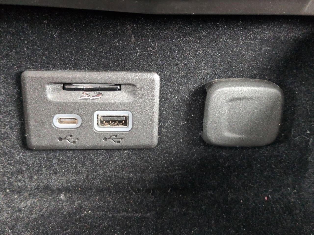 Thumbnail: 2023 Cadillac XT4 - 33