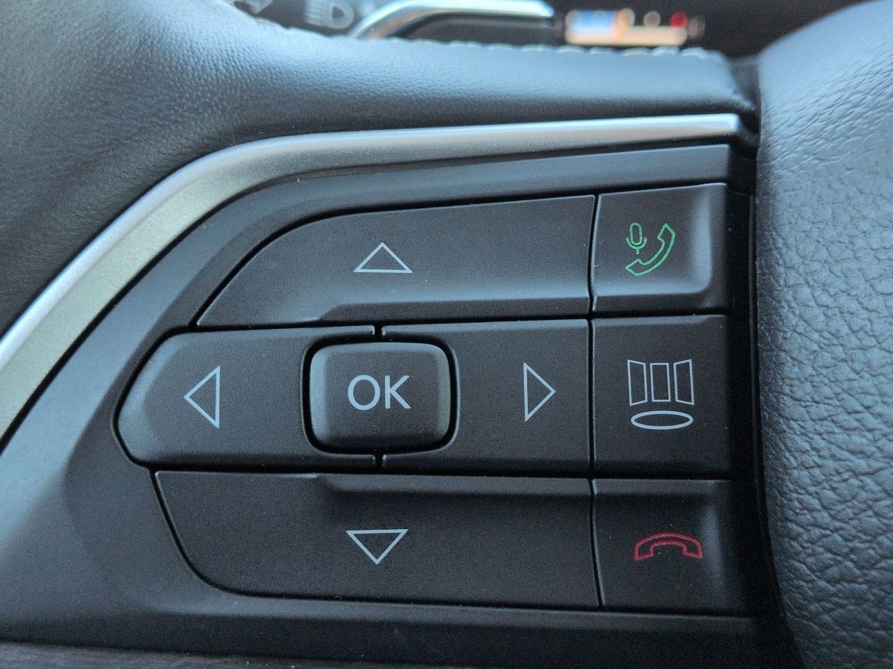 Thumbnail: 2022 Jeep Grand Cherokee - 23