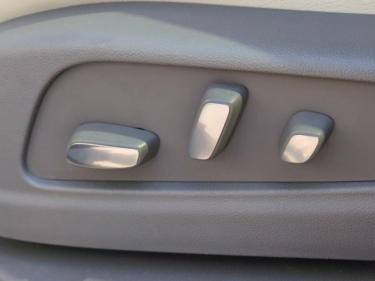 Thumbnail: 2022 Cadillac XT5 - 16