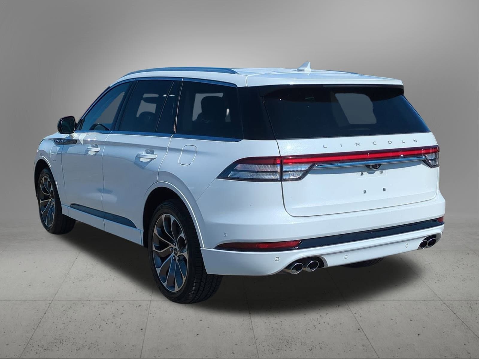 Thumbnail: 2023 Lincoln Aviator - 4