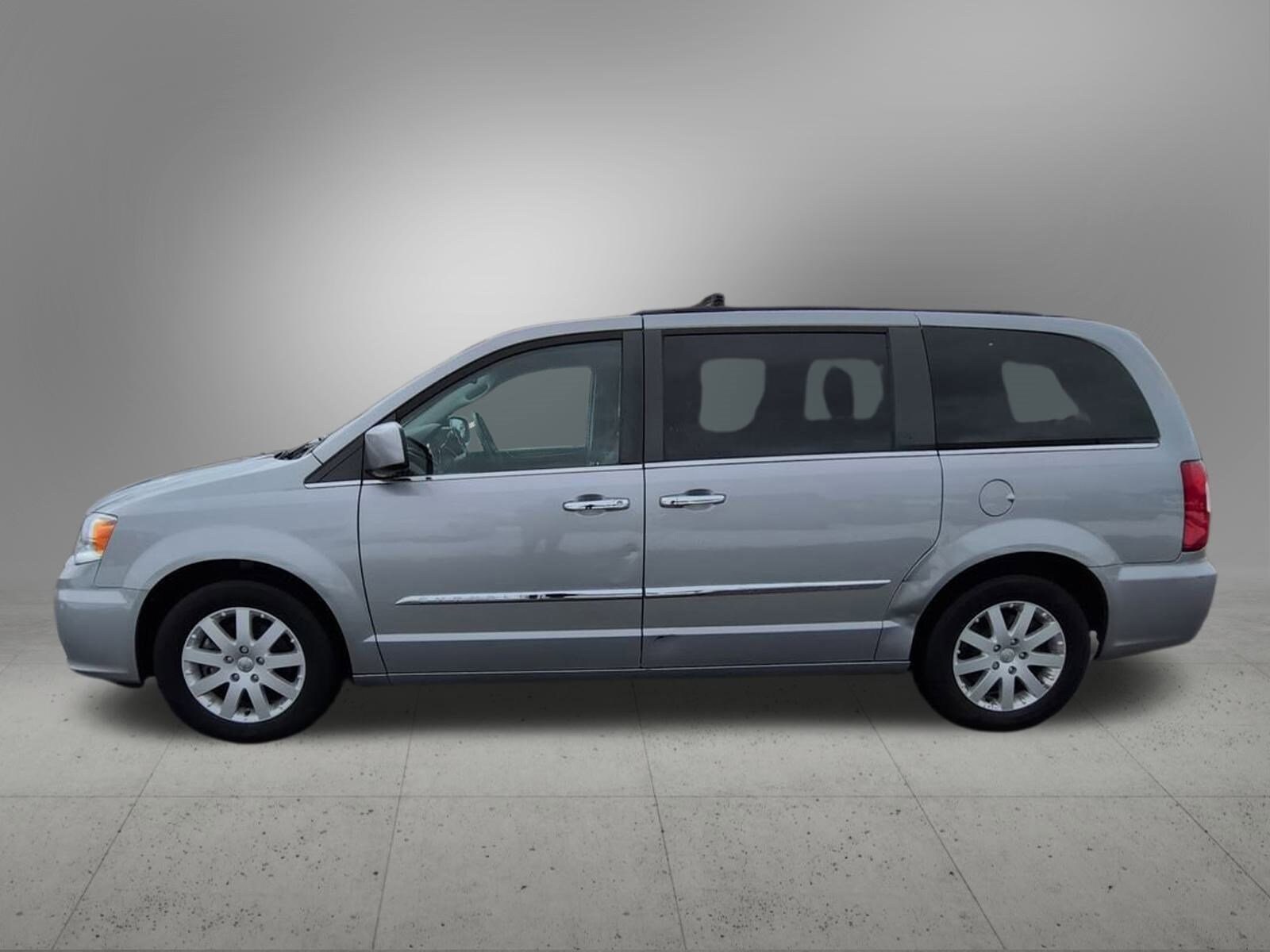 Thumbnail: 2015 Chrysler Town & Country - 3
