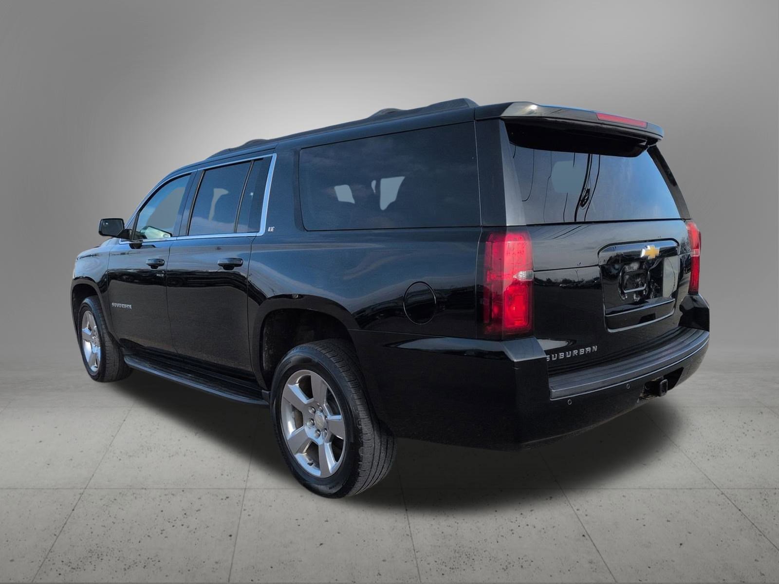 2016 Chevrolet Suburban LT photo 4