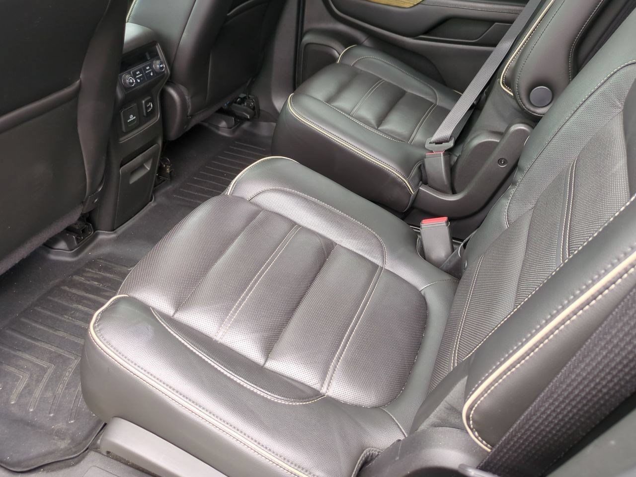 2017 GMC Acadia Denali - Photo 19