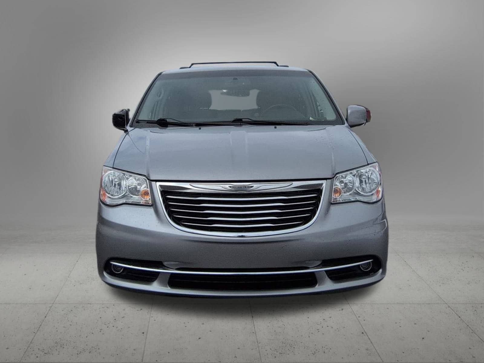 Thumbnail: 2015 Chrysler Town & Country - 9