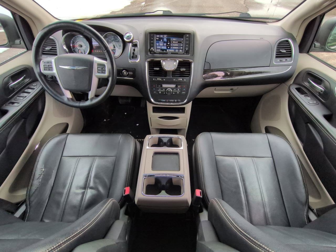 Thumbnail: 2015 Chrysler Town & Country - 15