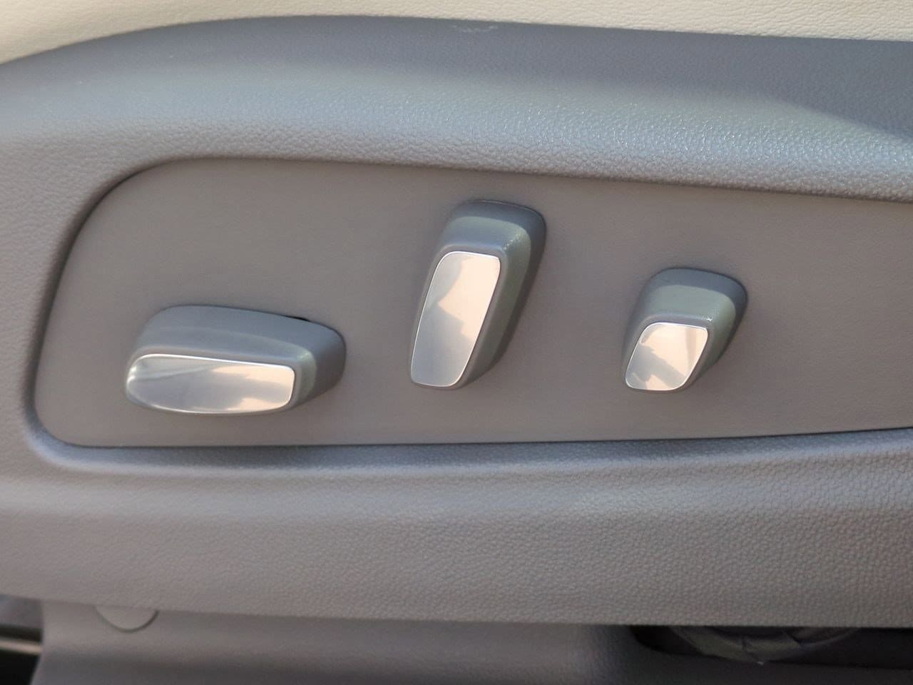 Thumbnail: 2023 Cadillac XT6 - 16