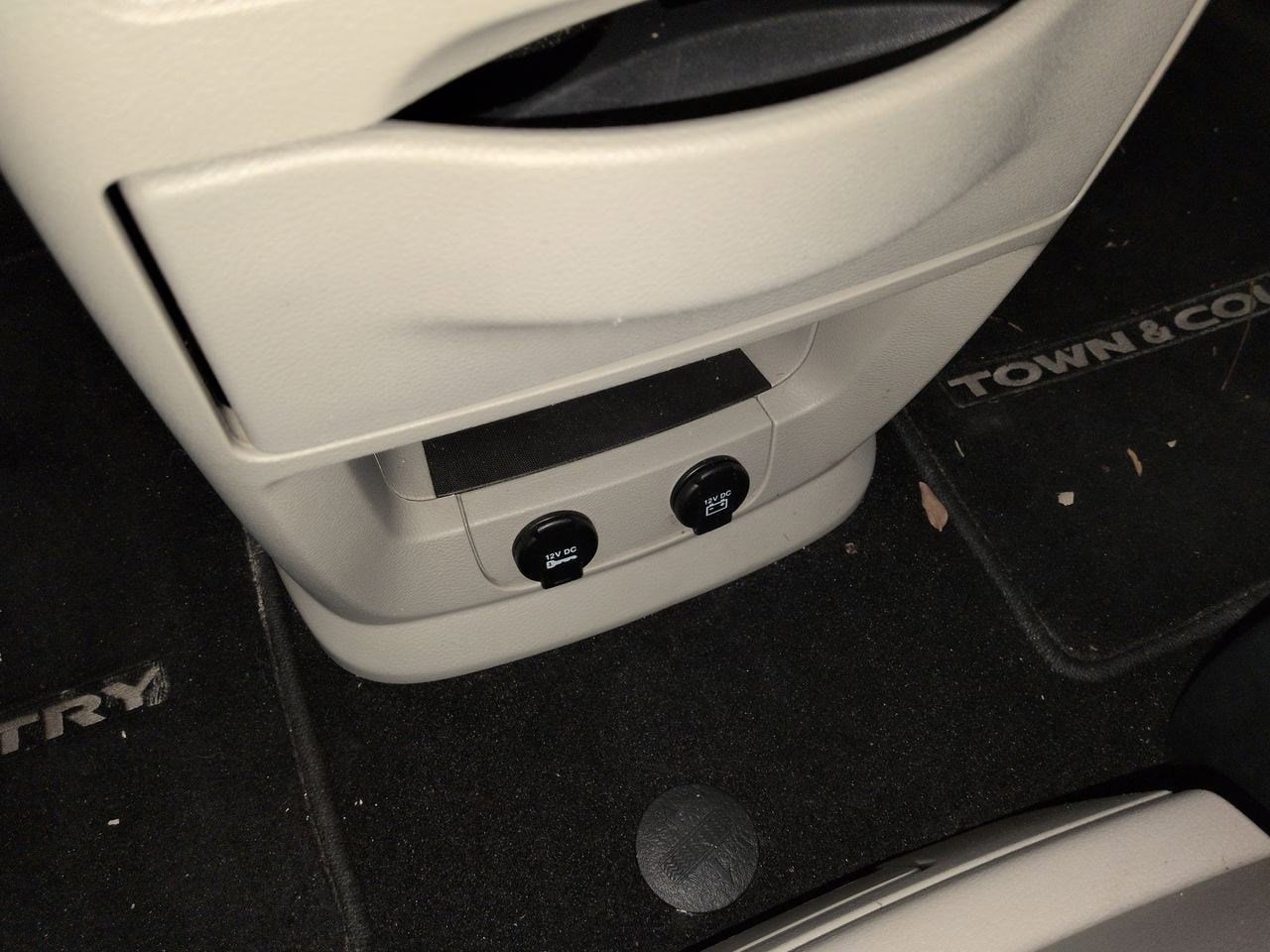 Thumbnail: 2015 Chrysler Town & Country - 28