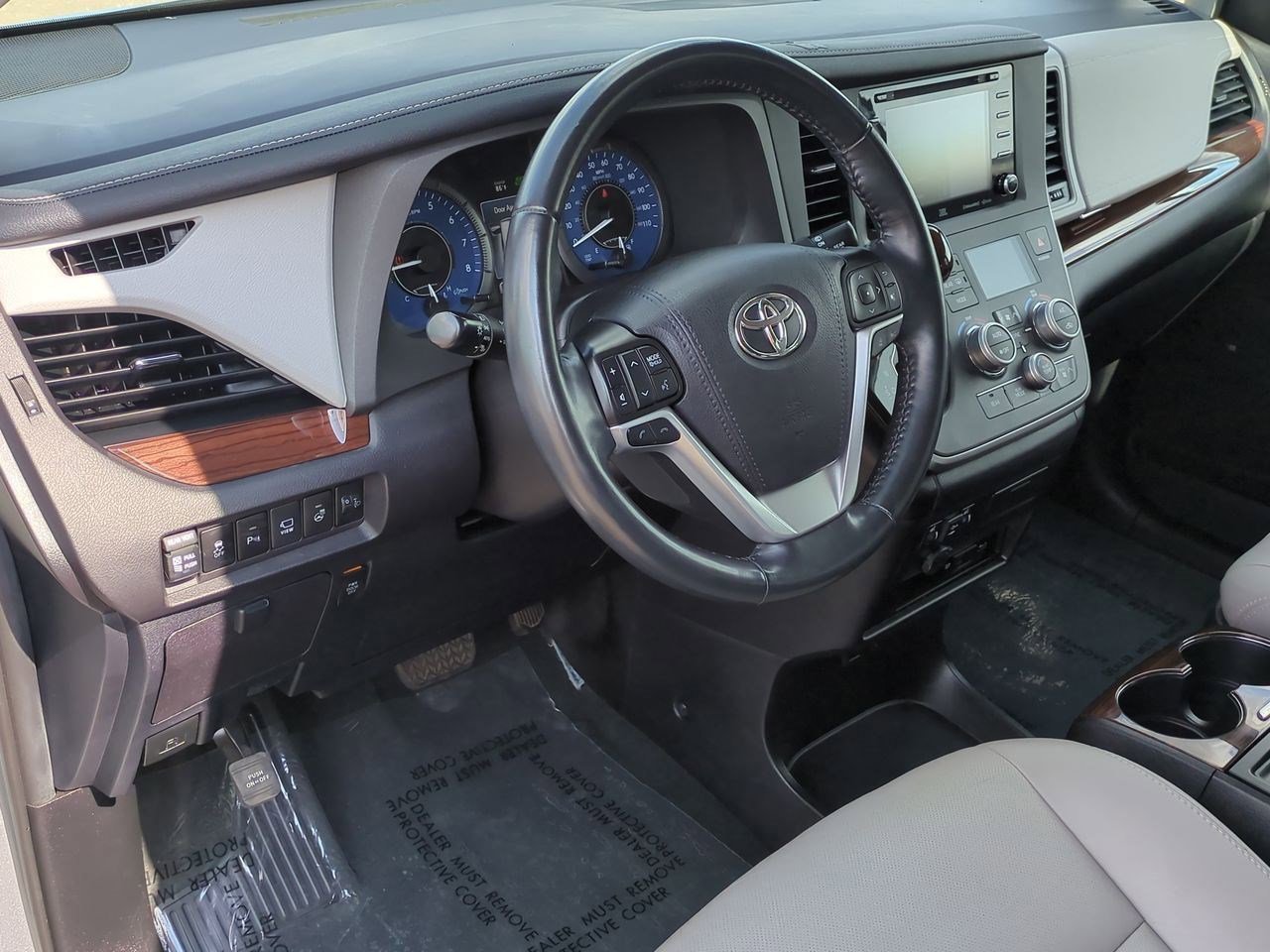 2020 Toyota Sienna XLE photo 2