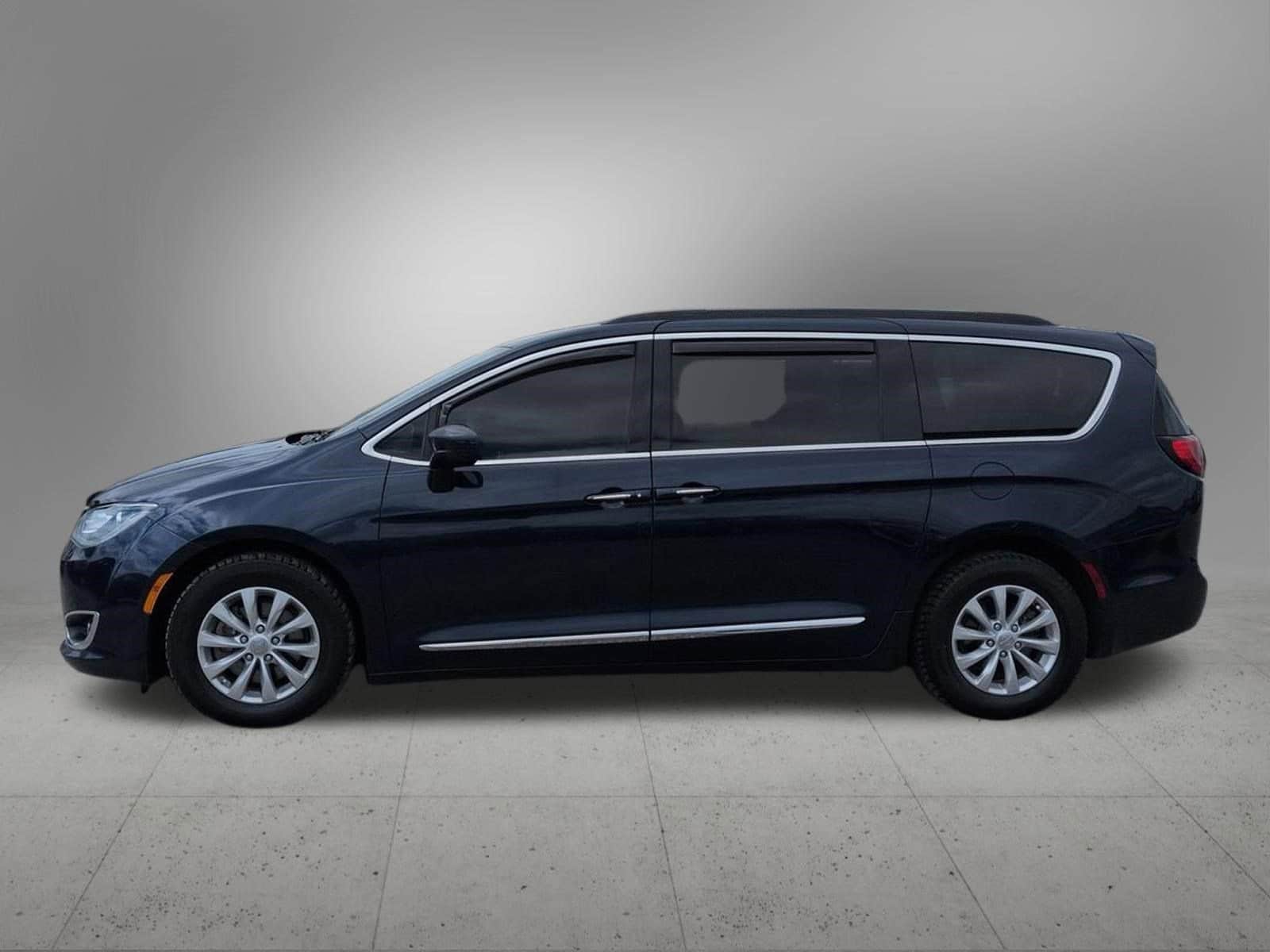 Thumbnail: 2017 Chrysler Pacifica - 3