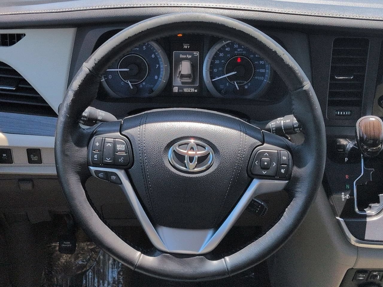 2015 Toyota Sienna XLE - Photo 23