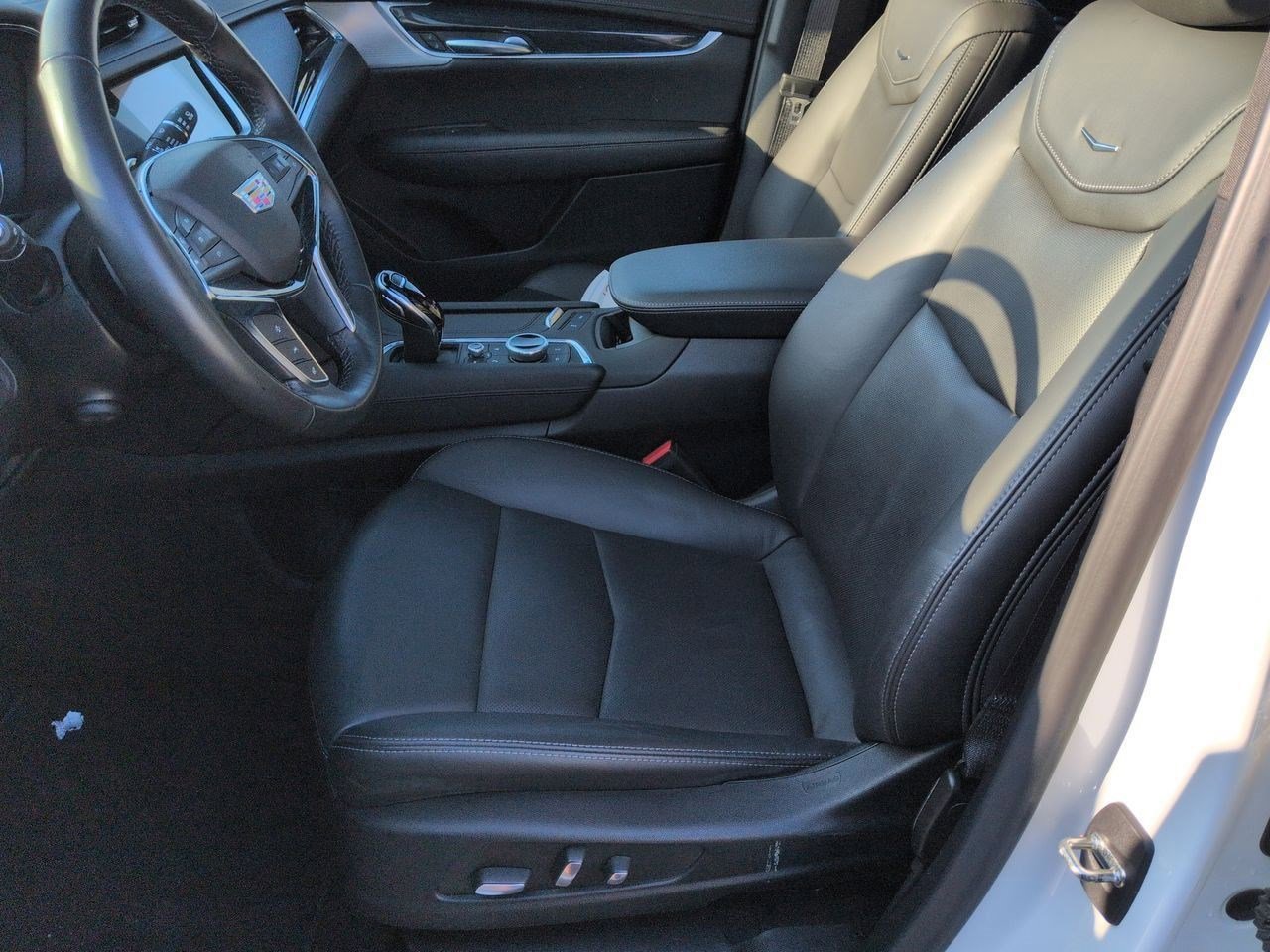 Thumbnail: 2023 Cadillac XT5 - 16