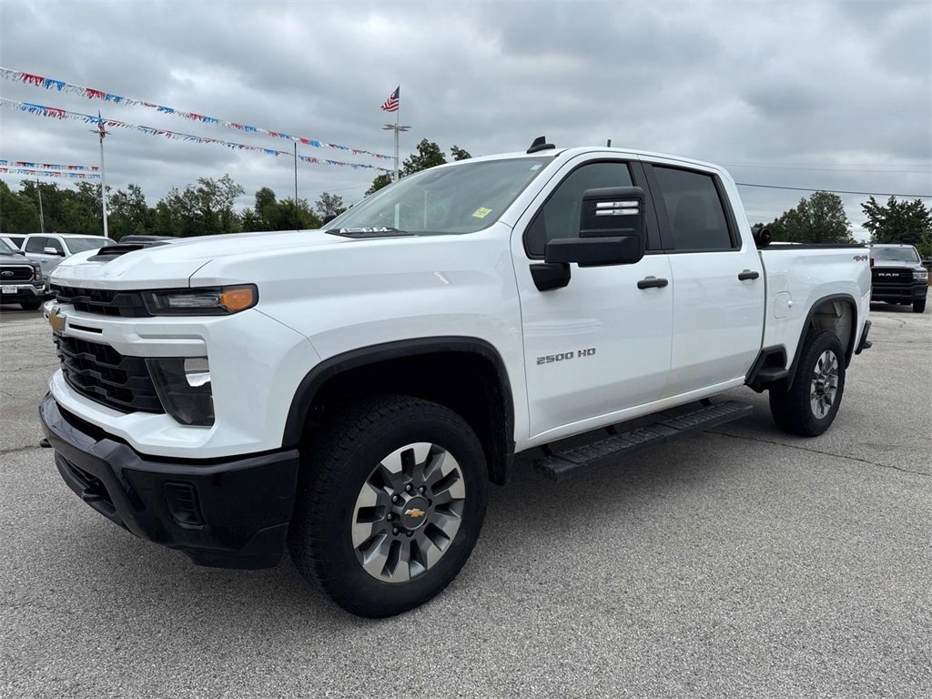 2024 Chevrolet Silverado 2500HD Custom photo 2
