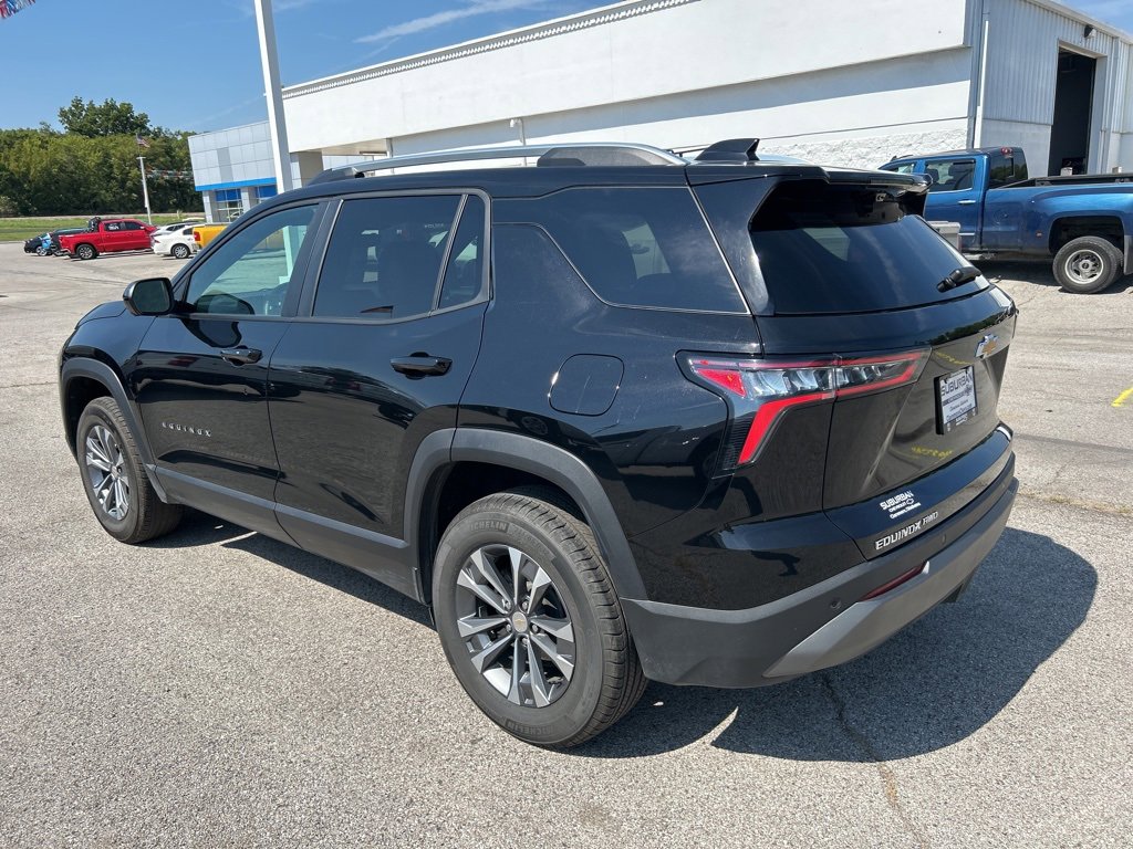 2025 Chevrolet Equinox LT photo 2