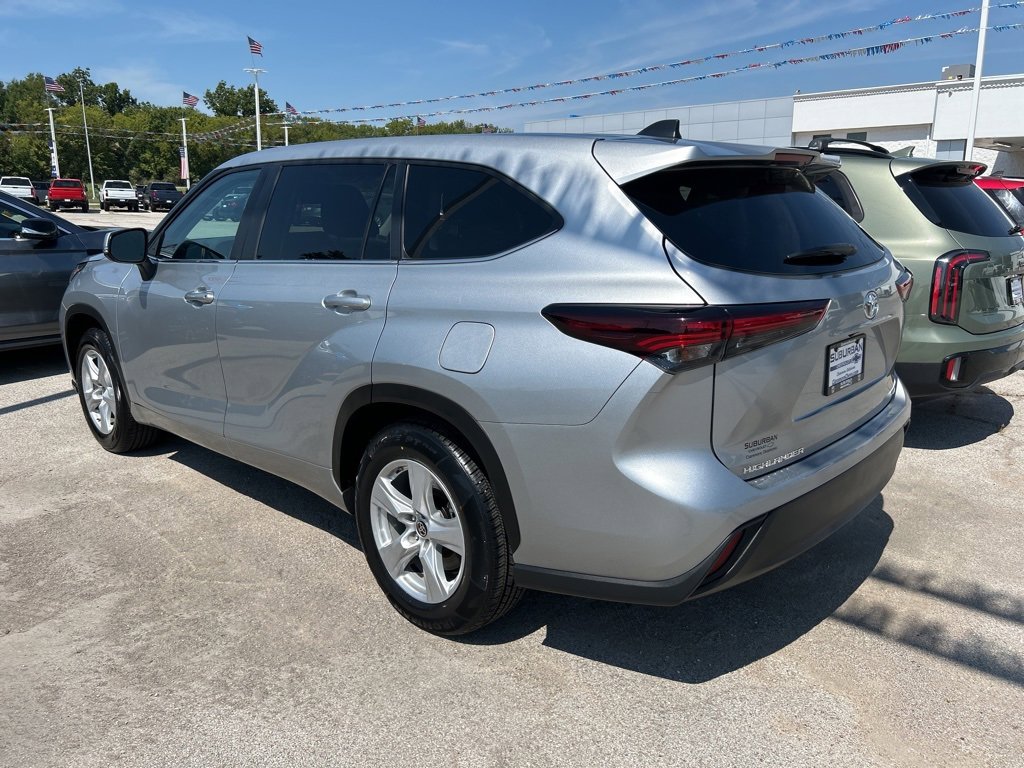 2024 Toyota Highlander LE photo 2