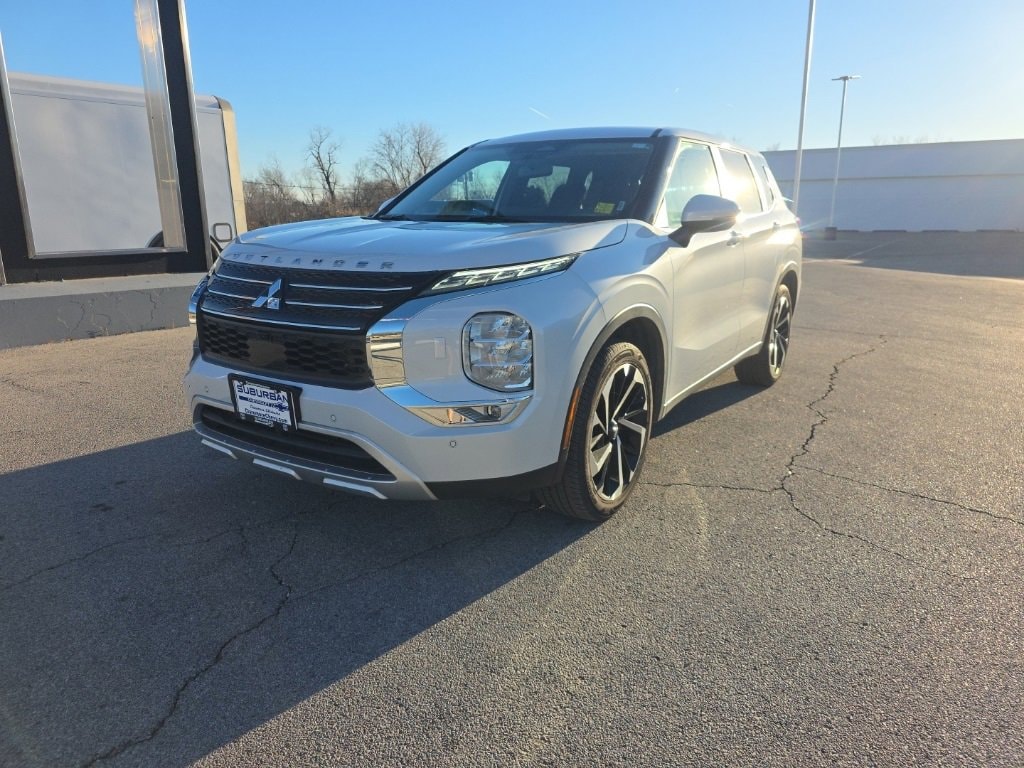 2024 Mitsubishi Outlander SE's photo