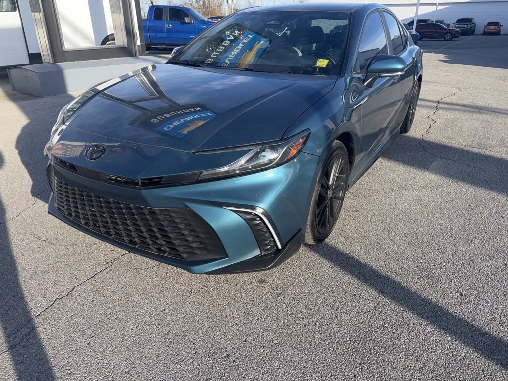 2025 Toyota Camry SE's photo