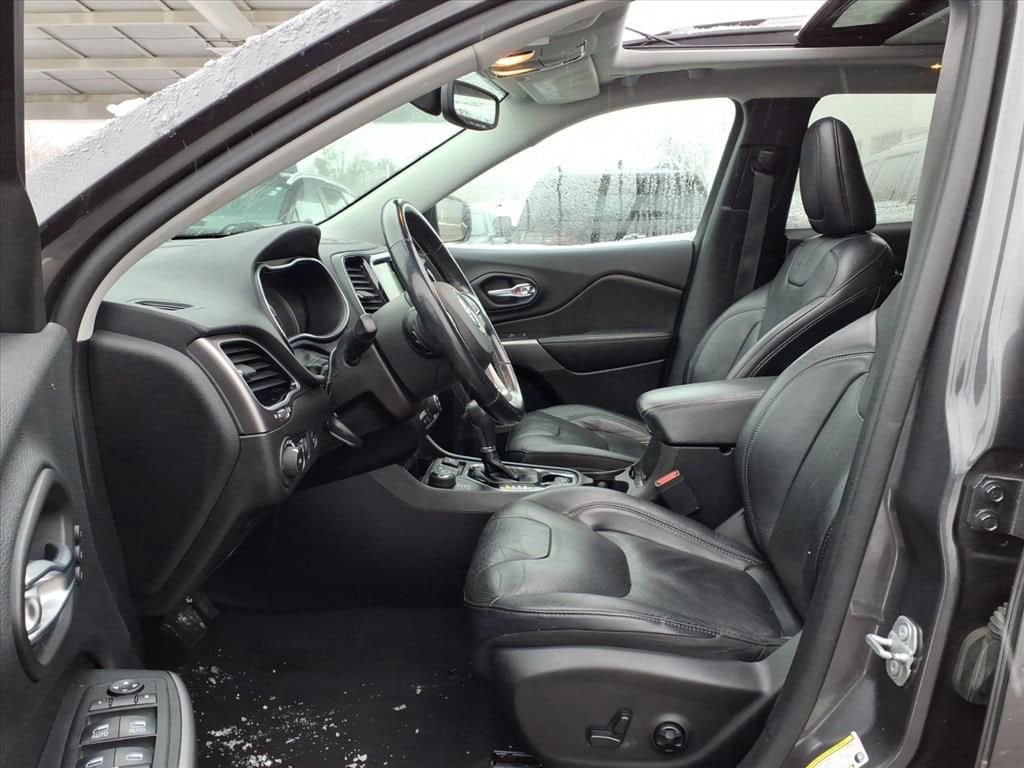 Thumbnail: 2019 Jeep Cherokee - 17