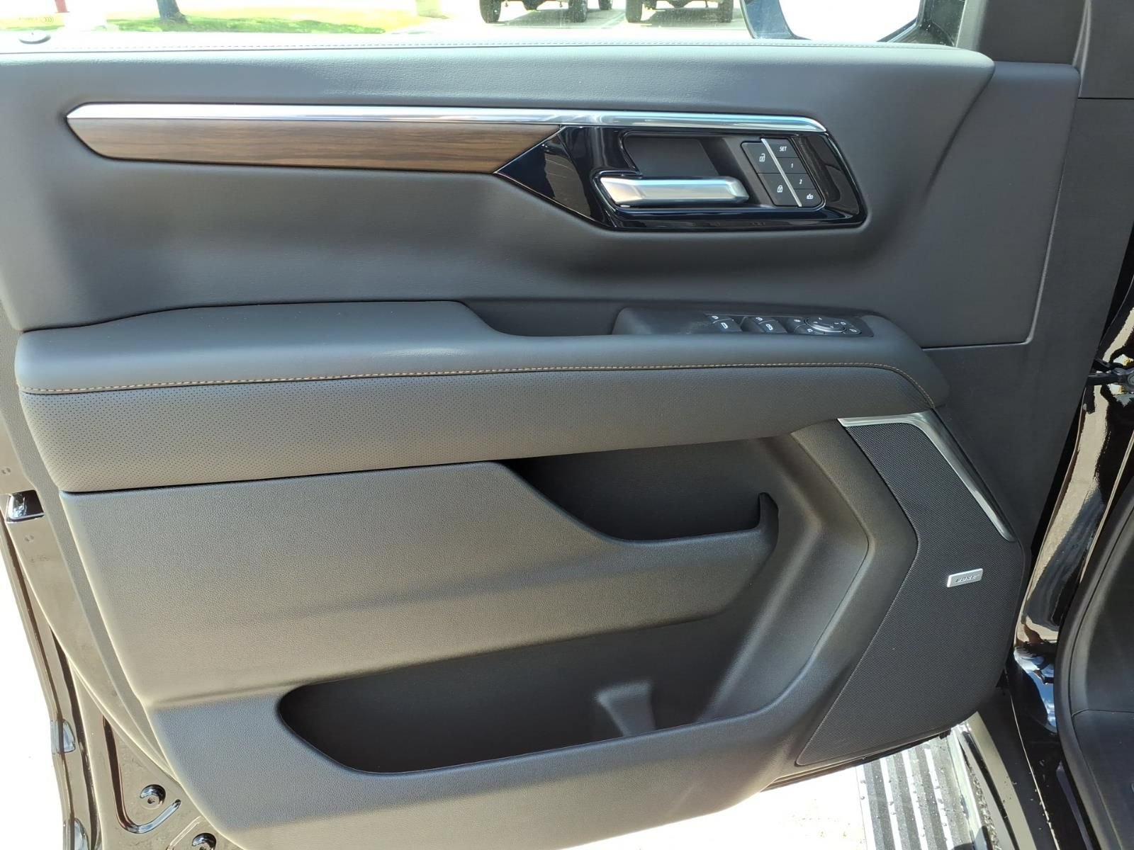 Thumbnail: 2026 Chevrolet Suburban - 12