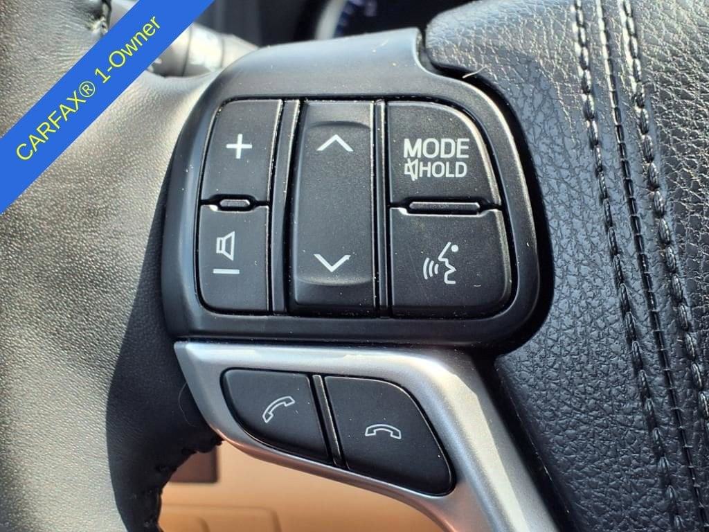 2017 Toyota Highlander LE 27