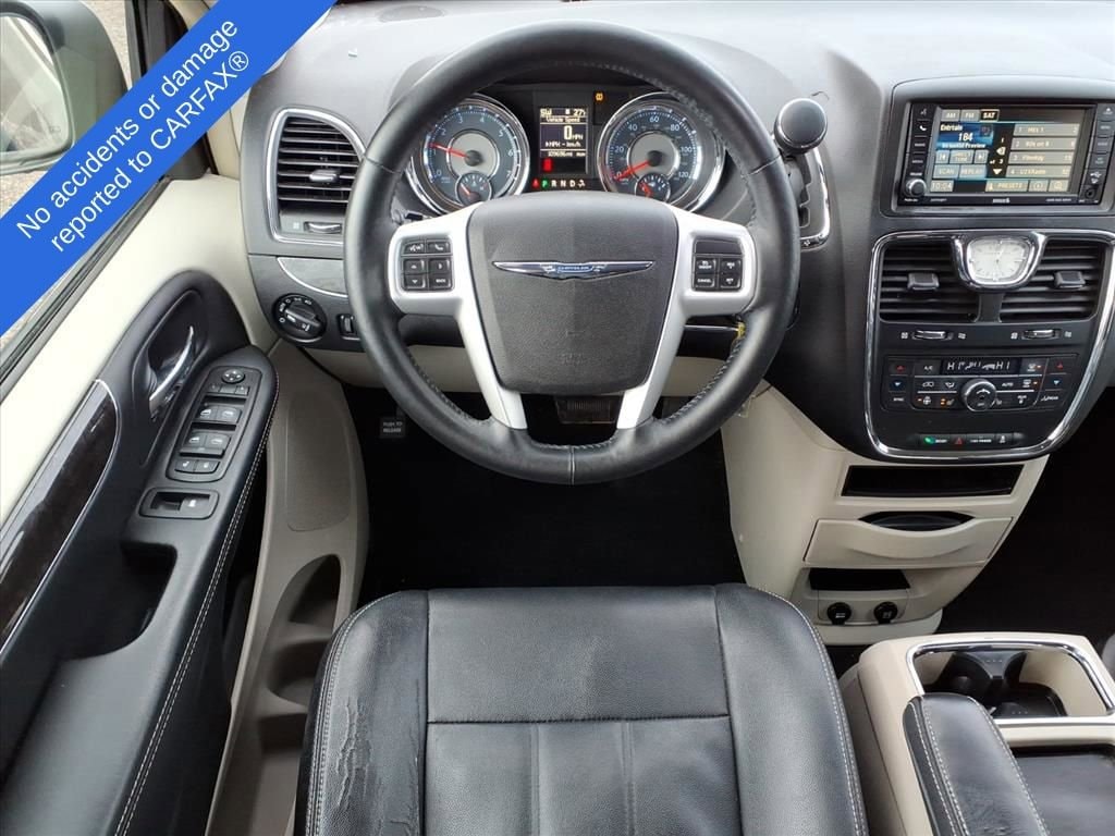 Thumbnail: 2016 Chrysler Town & Country - 13