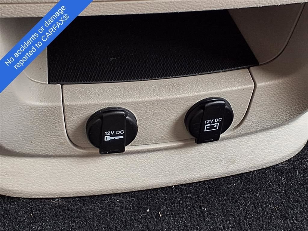 Thumbnail: 2016 Chrysler Town & Country - 26