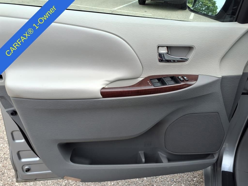 2011 Toyota Sienna XLE 15
