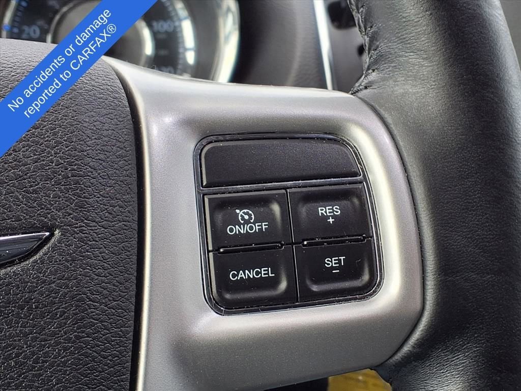 Thumbnail: 2016 Chrysler Town & Country - 28