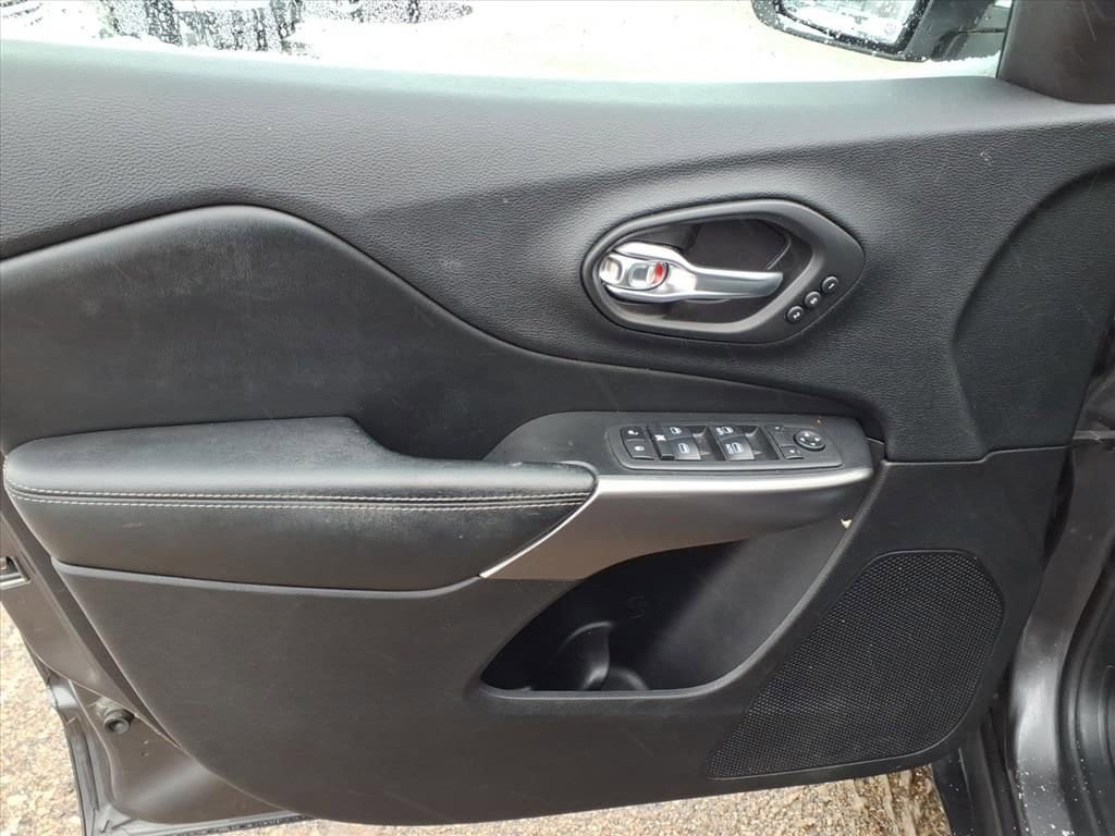 Thumbnail: 2019 Jeep Cherokee - 14