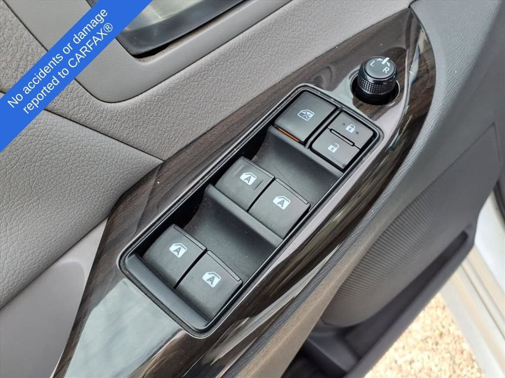 Thumbnail: 2016 Toyota Sienna - 14