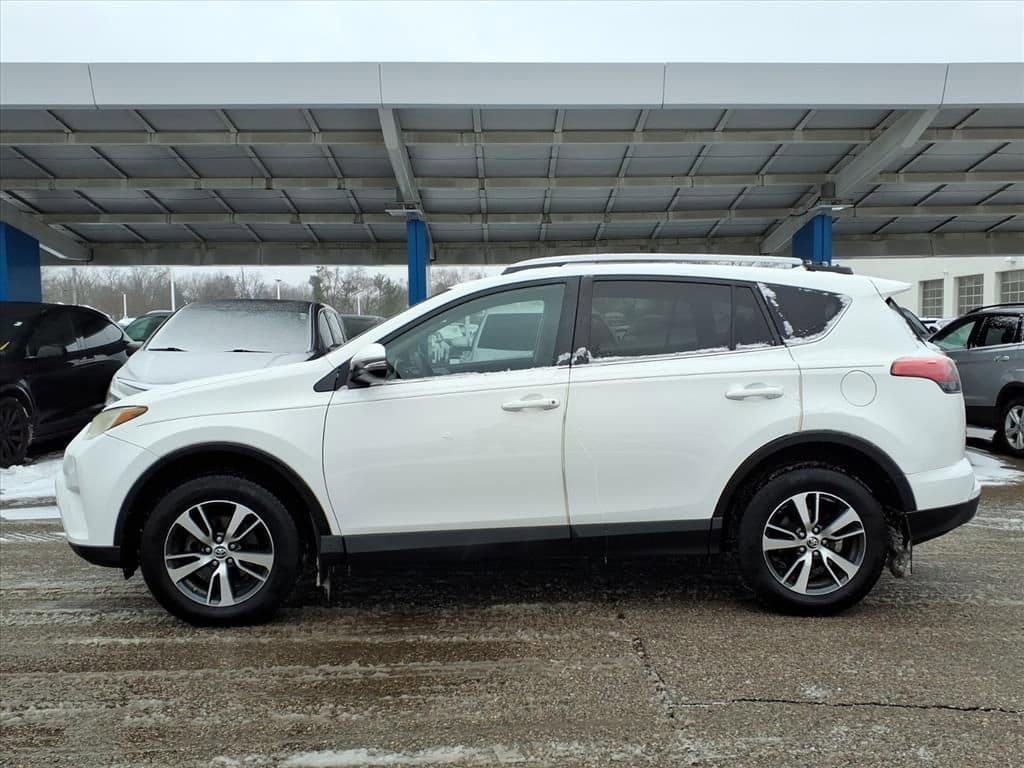 Thumbnail: 2016 Toyota RAV4 - 8