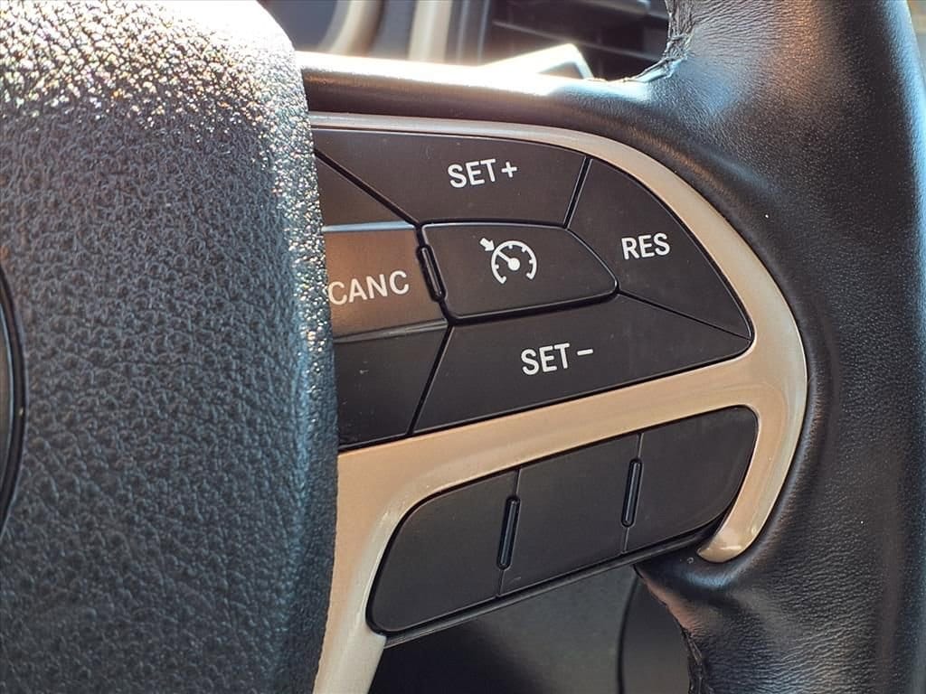 Thumbnail: 2017 Jeep Cherokee - 28