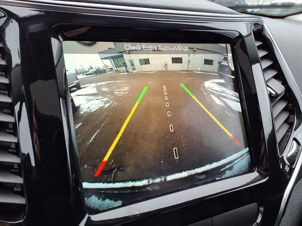 Thumbnail: 2019 Jeep Cherokee - 25