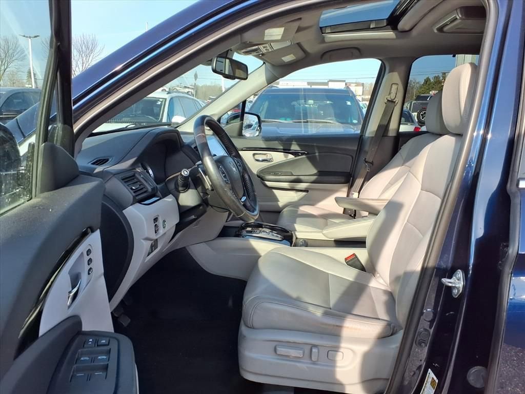 Thumbnail: 2017 Honda Pilot - 17