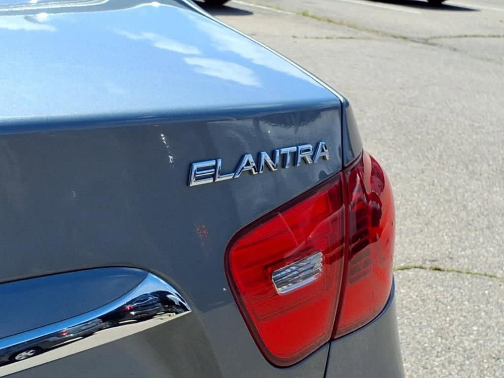 Thumbnail: 2010 Hyundai Elantra - 10