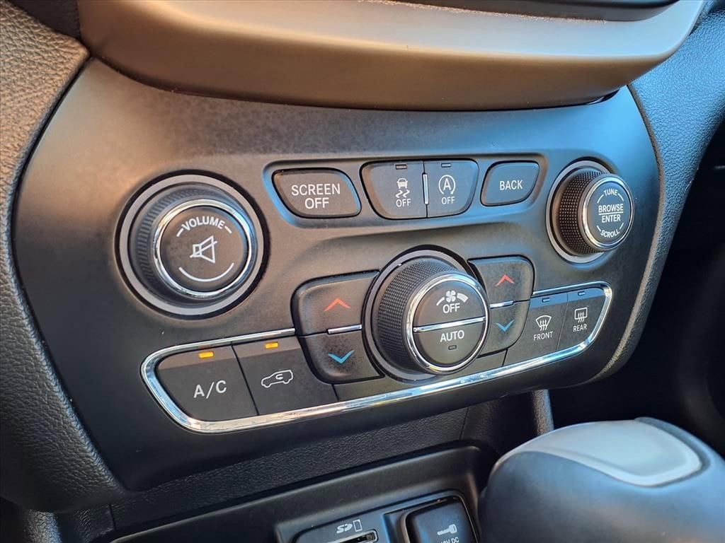 Thumbnail: 2017 Jeep Cherokee - 25