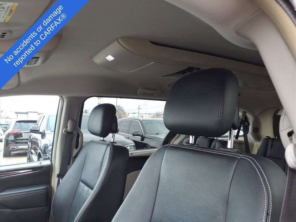 Thumbnail: 2016 Chrysler Town & Country - 18