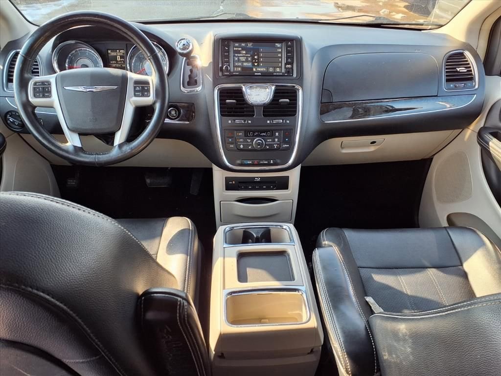 Thumbnail: 2016 Chrysler Town & Country - 10