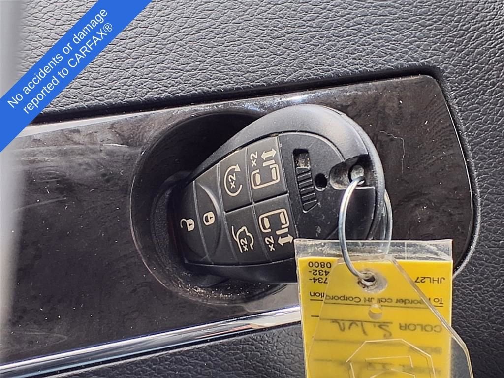 Thumbnail: 2016 Chrysler Town & Country - 27