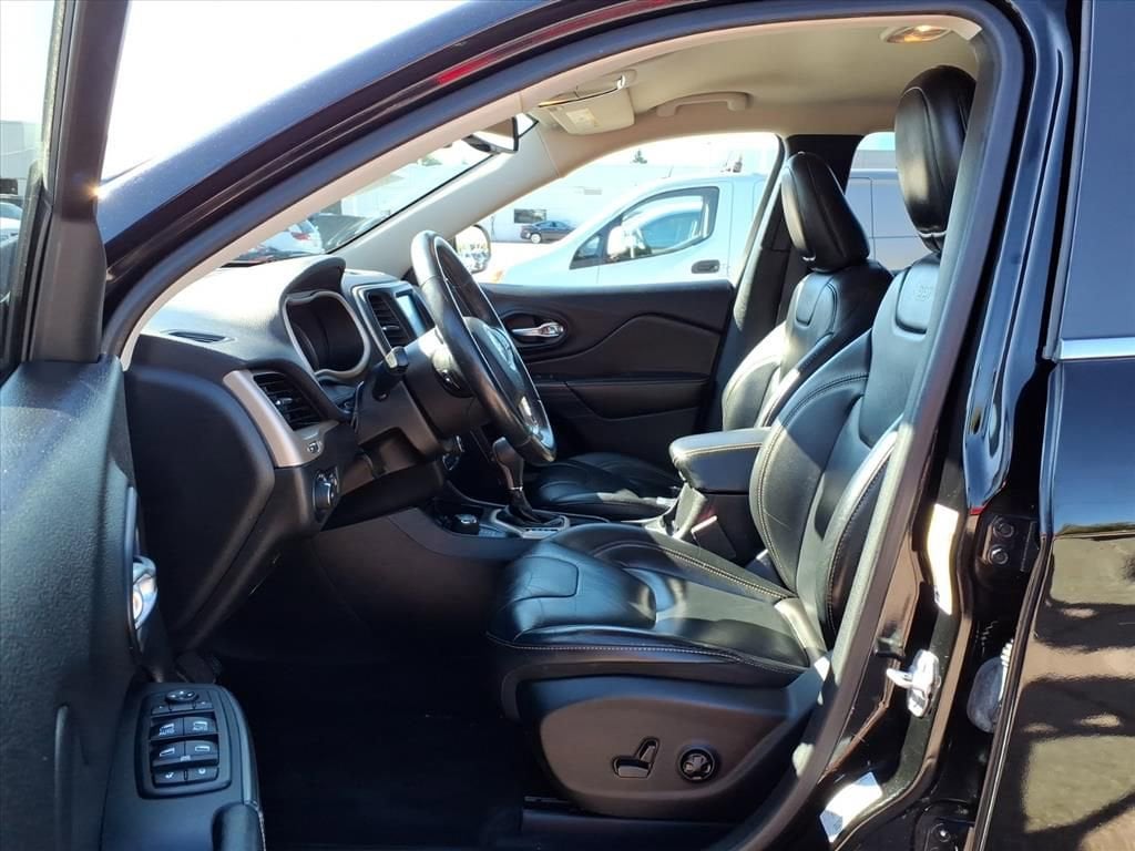 Thumbnail: 2017 Jeep Cherokee - 17