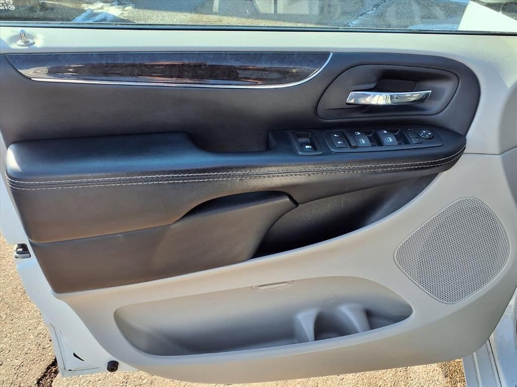 Thumbnail: 2016 Chrysler Town & Country - 12