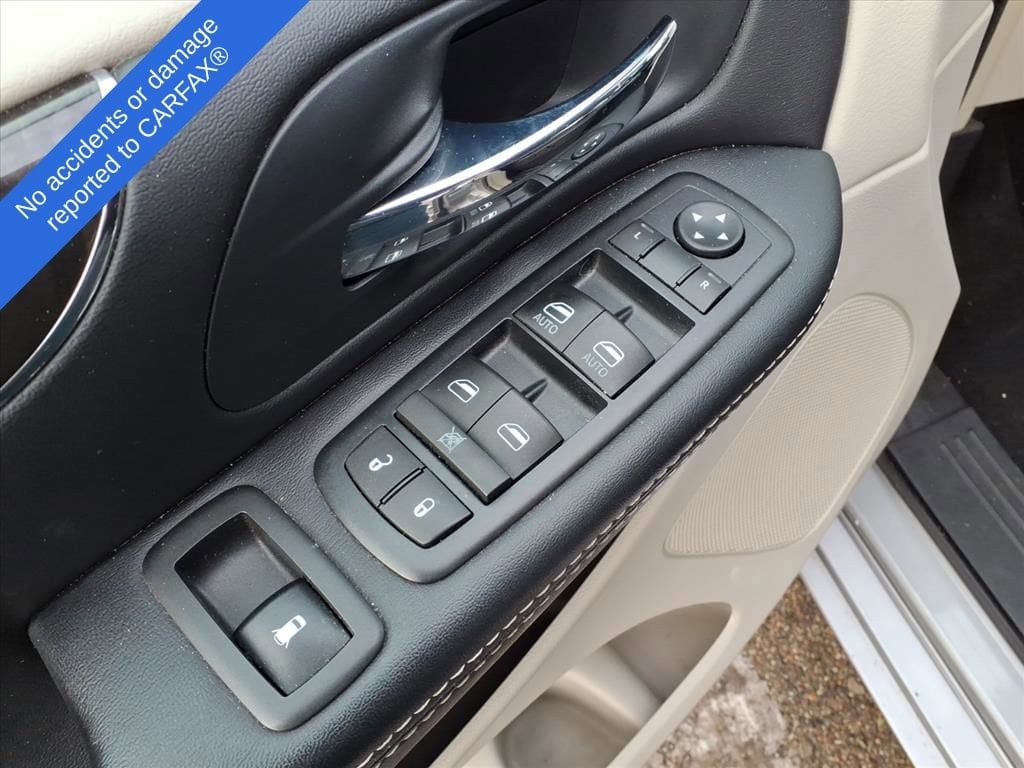 Thumbnail: 2016 Chrysler Town & Country - 15