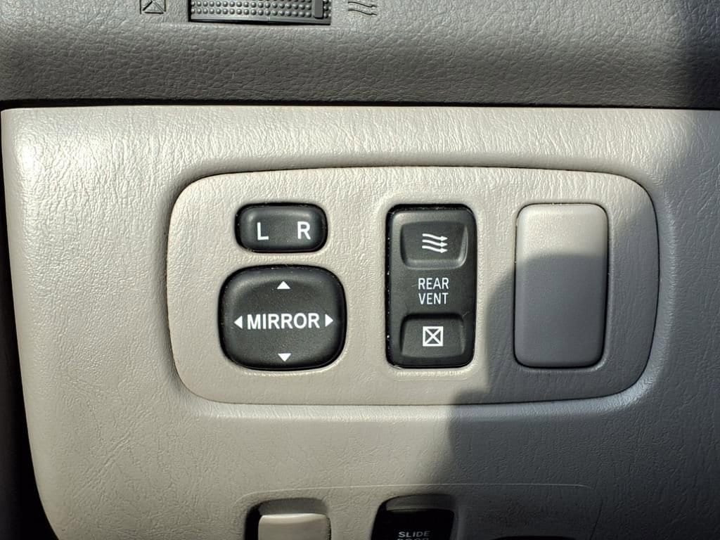 Thumbnail: 2008 Toyota Sienna - 25
