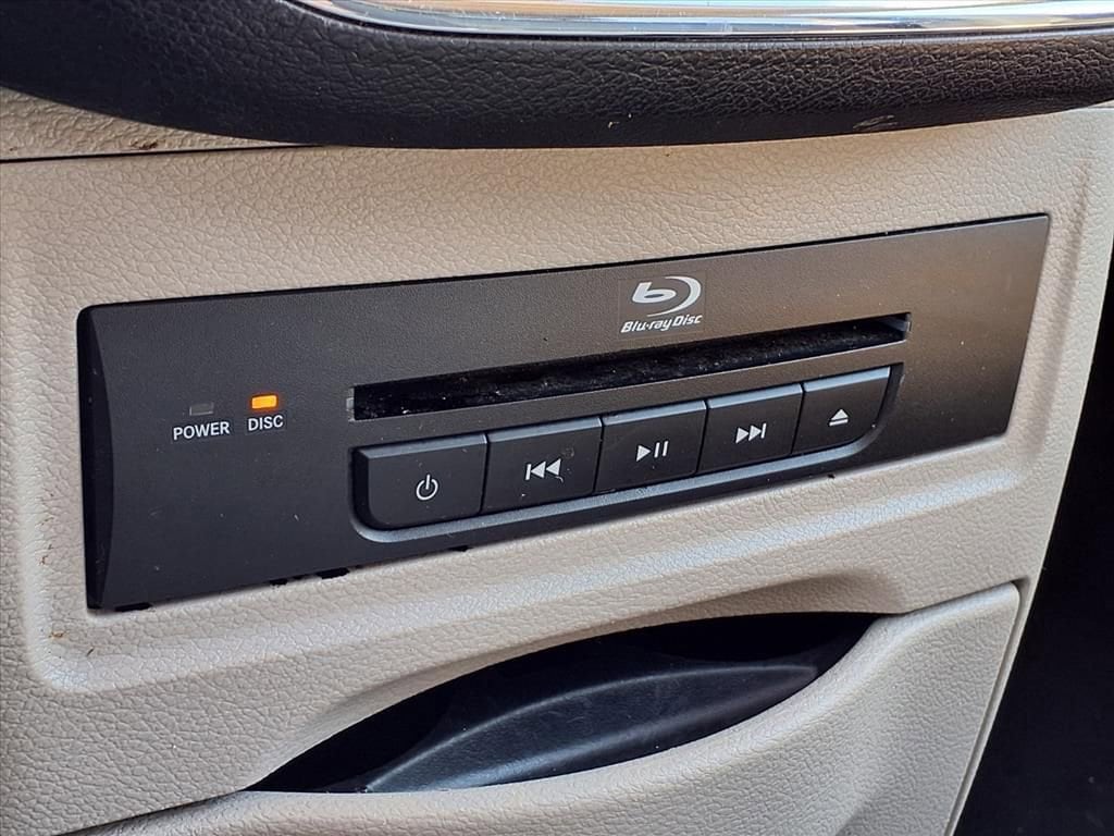 Thumbnail: 2016 Chrysler Town & Country - 23