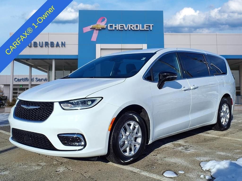 2026 Chrysler Pacifica Select's photo