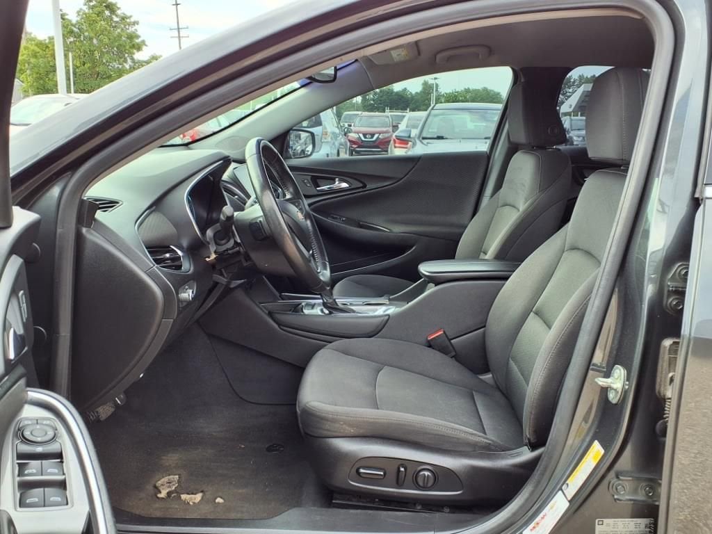 Thumbnail: 2016 Chevrolet Malibu - 16