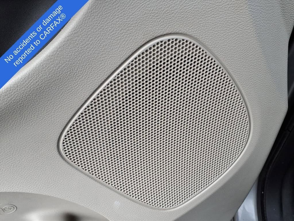 Thumbnail: 2016 Chrysler Town & Country - 16