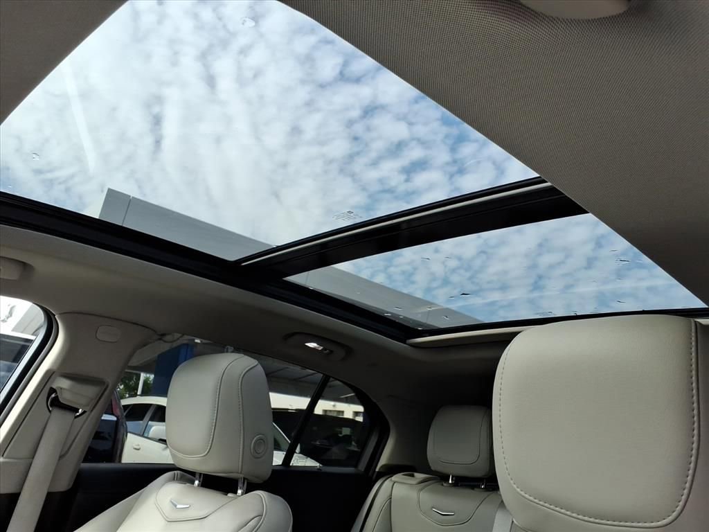 Thumbnail: 2022 Cadillac XT4 - 14