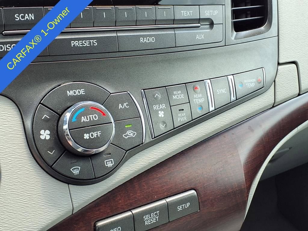2011 Toyota Sienna XLE 24