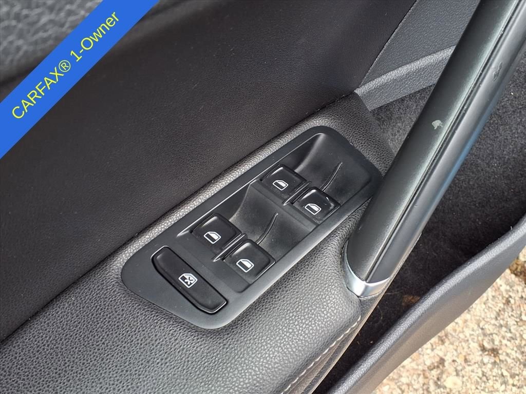 Thumbnail: 2015 Volkswagen e-Golf - 17